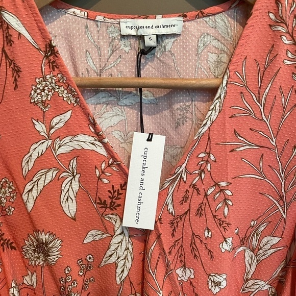 NWT Cupcakes‎ and Cashmere Smocked Floral Top Small - Picture 4 of 8